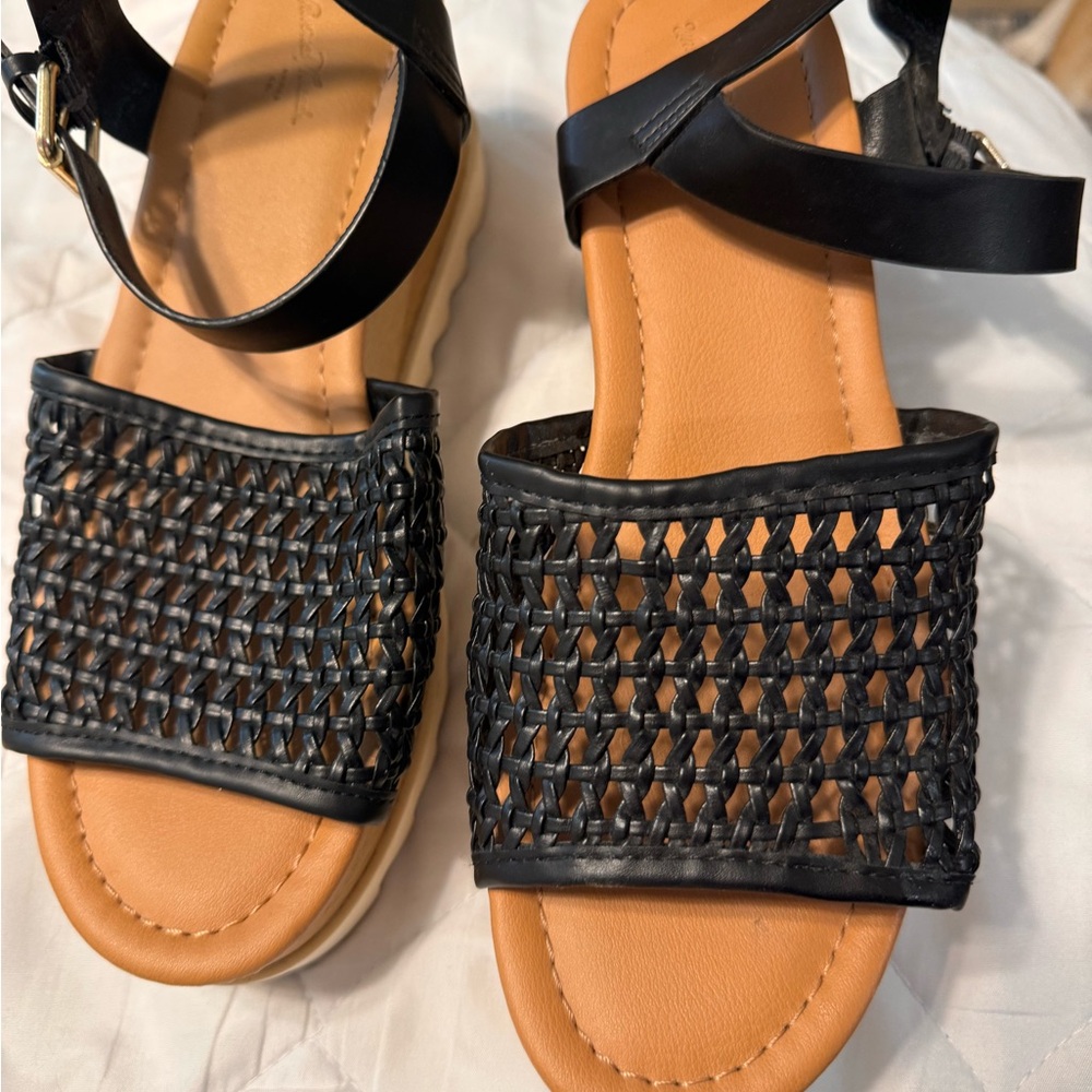 Black wedges